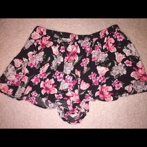 Floral flowy shorts M